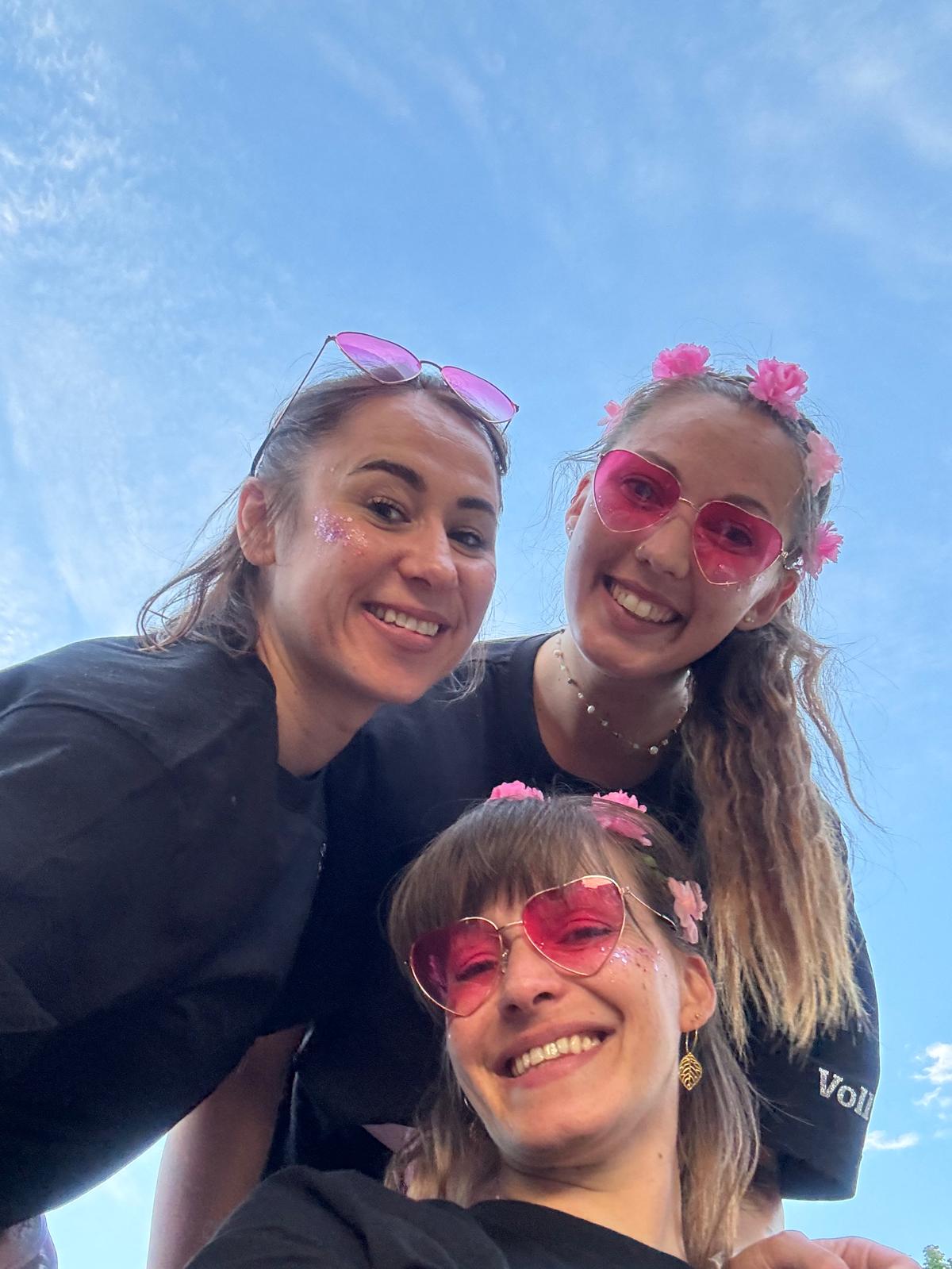 Drei Spielerinnen mit pinken Sonnenbrillen beim Selfie