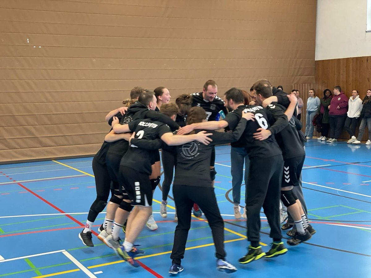 Das Team jubelt gemeinsam in der Sporthalle