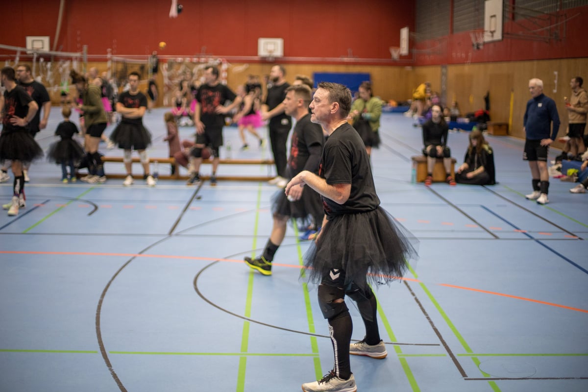 Spieler im schwarzen Tüllrock auf dem Spielfeld